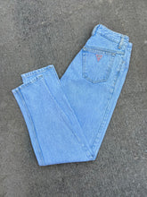 Load image into Gallery viewer, Vintage Women’s Guess Lightwash Jeans (29x28)