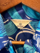 Load image into Gallery viewer, True Vintage 70s Blue Floral Button Up Shirt (WM)