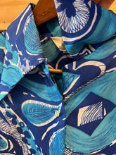 Load image into Gallery viewer, True Vintage 70s Blue Floral Button Up Shirt (WM)