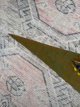 Load image into Gallery viewer, Vintage 50s/60s Black Hills Native American Feather Pennant (17inch)
