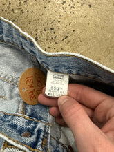 Load image into Gallery viewer, Vintage 2002 Levi’s 550 Jeans (34x31)