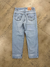 Load image into Gallery viewer, Vintage 2002 Levi’s 550 Jeans (34x31)
