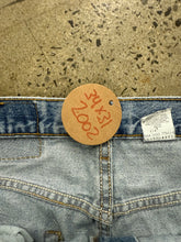 Load image into Gallery viewer, Vintage 2002 Levi’s 550 Jeans (34x31)