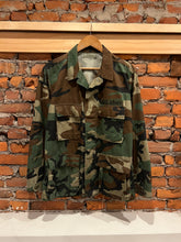 Load image into Gallery viewer, Vintage Camo Button Up Jacket (M)
