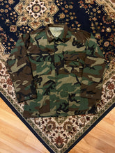 Load image into Gallery viewer, Vintage Camo Military Jacket (L Long)
