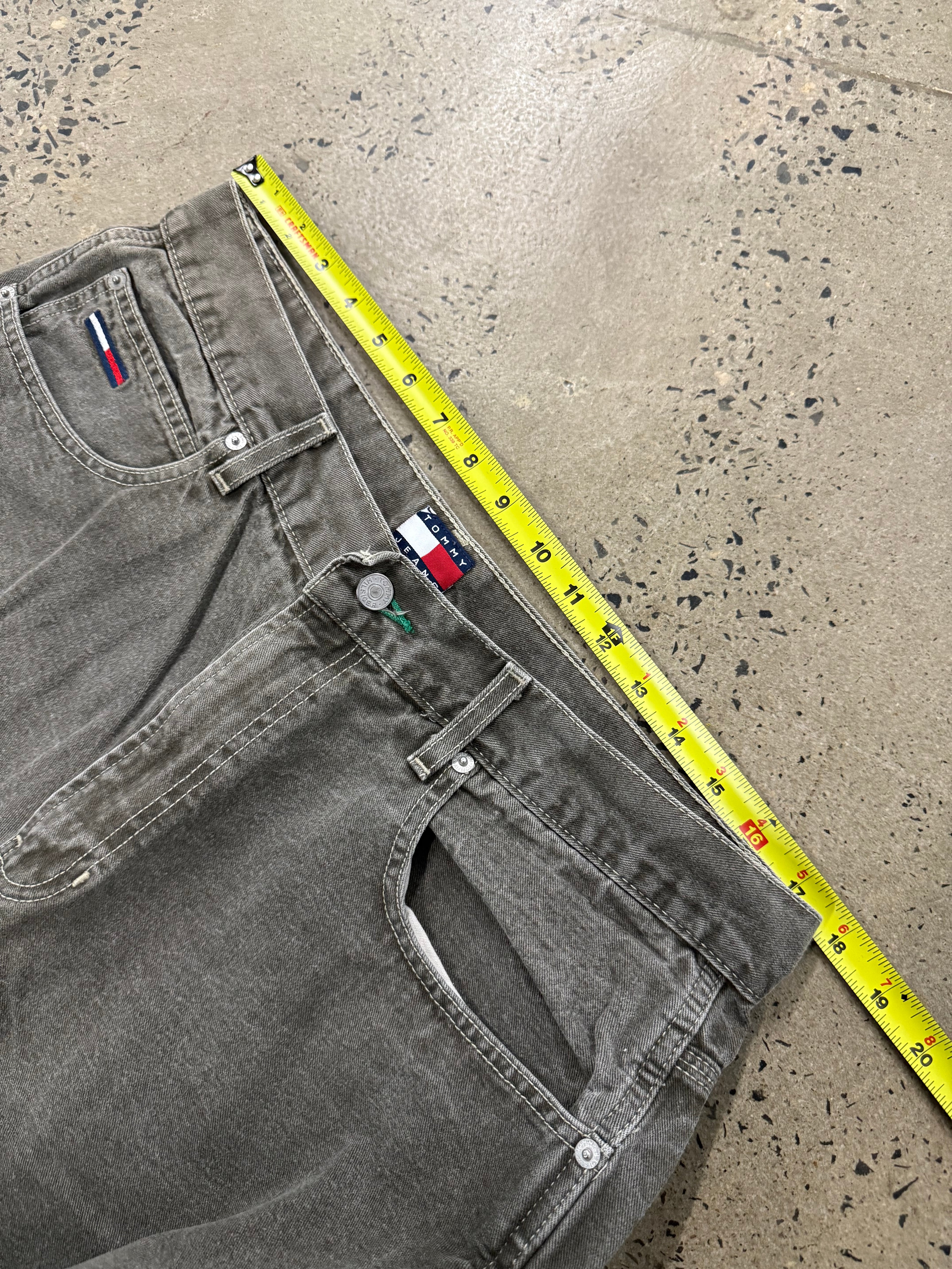 Vintage 90s Tommy Hilfiger Cargo Shorts (35)