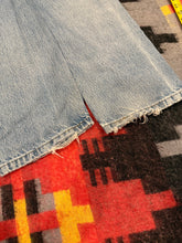 Load image into Gallery viewer, Vintage Y2K Wrangler Lightwash Jeans (31x29.5)

