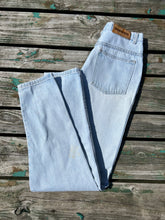 Load image into Gallery viewer, Vintage 80s Capezio Lightwash Jeans (26x31)
