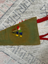 Load image into Gallery viewer, Vintage 50s/60s Black Hills Native American Feather Pennant (17inch)
