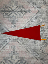 Load image into Gallery viewer, Vintage 50s/60s Washington’s Mansion Mt Vernon Pennant (29inch)
