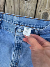Load image into Gallery viewer, Vintage Levi’s Women’s Lightwash Jeans (30x31)
