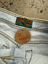 Load image into Gallery viewer, Vintage Structure Jean Shorts (31)
