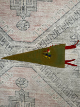 Load image into Gallery viewer, Vintage 50s/60s Black Hills Native American Feather Pennant (17inch)
