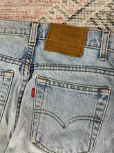 Load image into Gallery viewer, Vintage 90s Levi’s Lightwash 550 Jeans (Womens 28x31.5)
