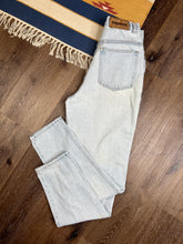 Load image into Gallery viewer, Vintage Capezio Lightwash Womens Jeans (7, 25 x 30)
